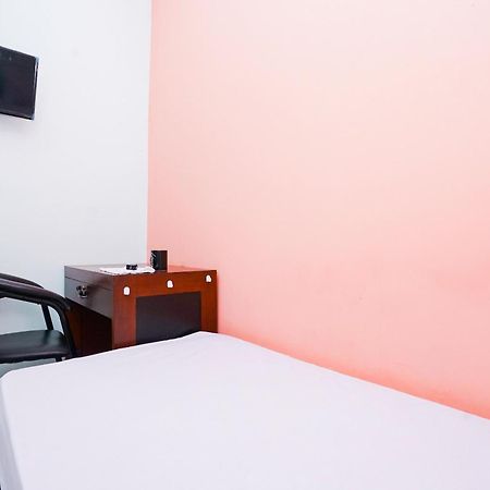 Отель Oyo Life 2309 Kost Si Mbok Vivi Сурабая Экстерьер фото