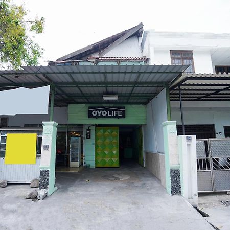 Отель Oyo Life 2309 Kost Si Mbok Vivi Сурабая Экстерьер фото