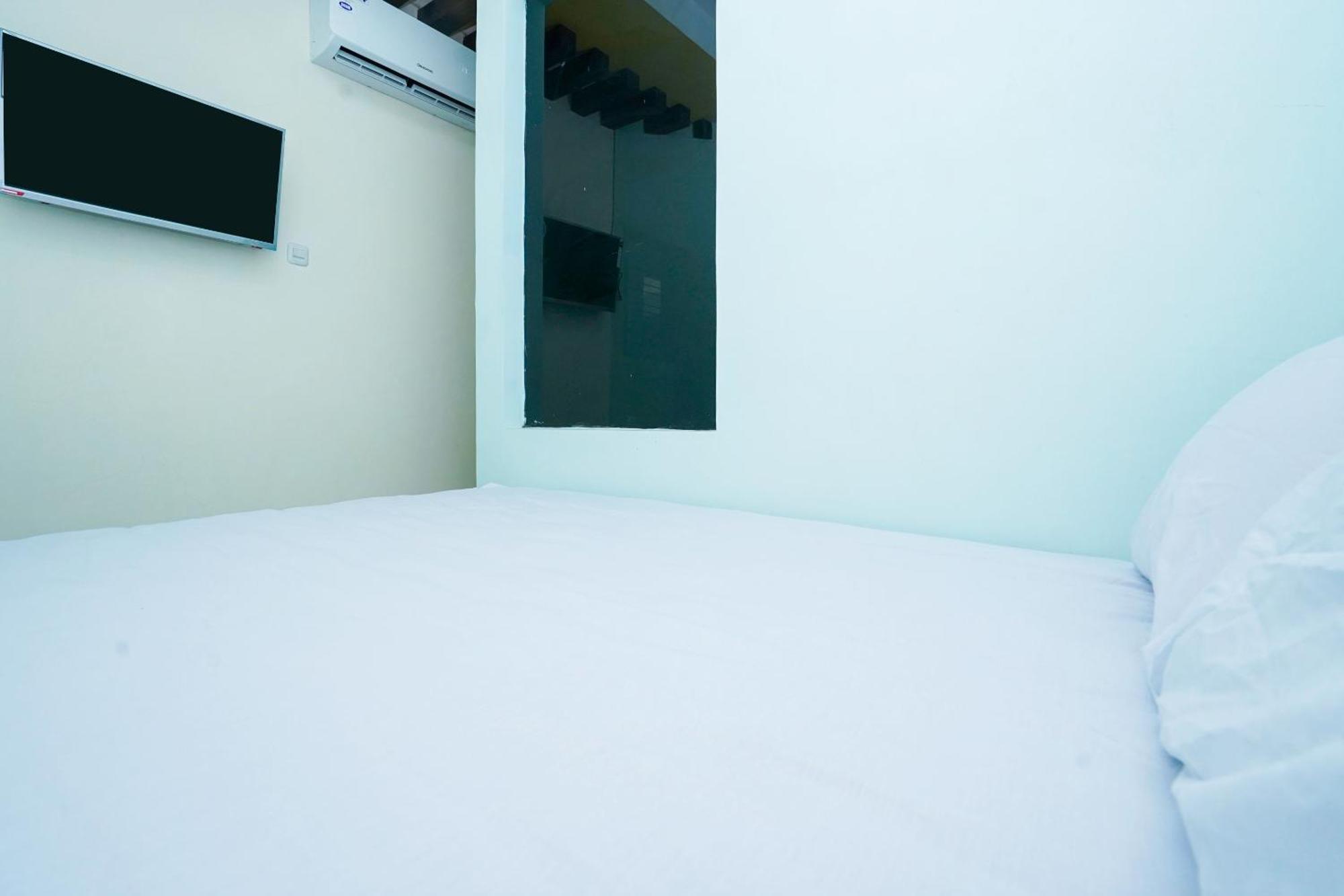 Отель Oyo Life 2309 Kost Si Mbok Vivi Сурабая Экстерьер фото