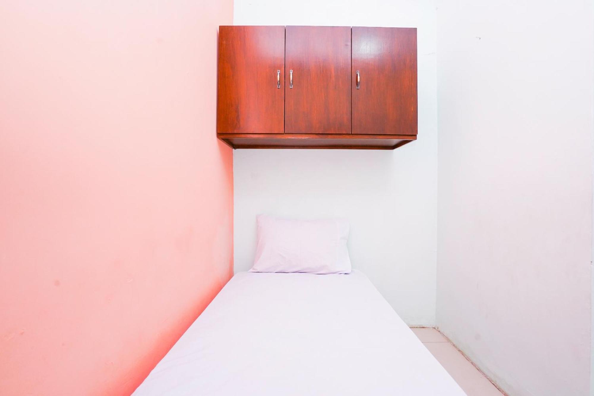 Отель Oyo Life 2309 Kost Si Mbok Vivi Сурабая Экстерьер фото