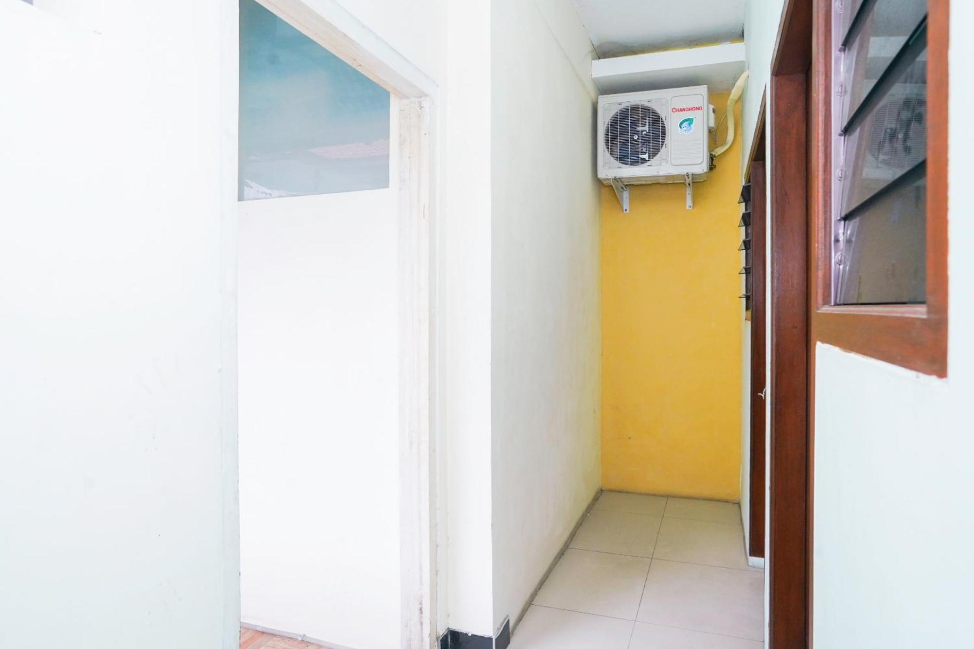 Отель Oyo Life 2309 Kost Si Mbok Vivi Сурабая Экстерьер фото