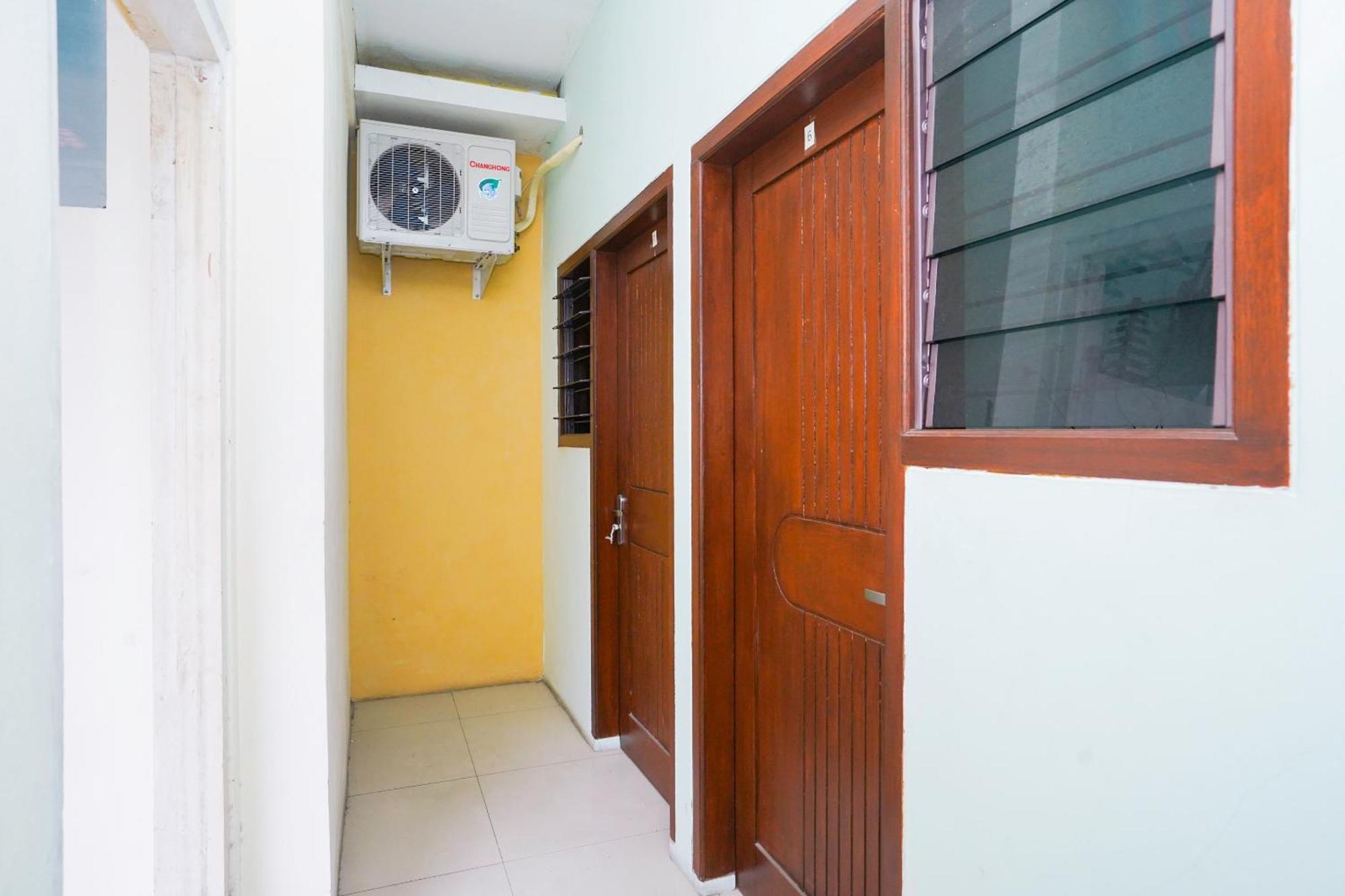 Отель Oyo Life 2309 Kost Si Mbok Vivi Сурабая Экстерьер фото