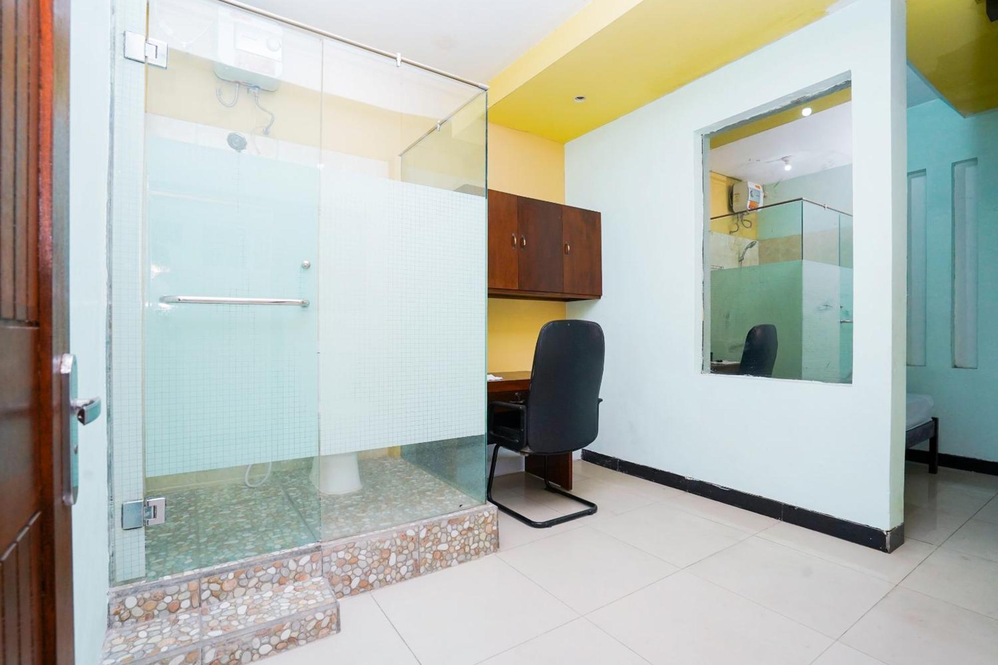 Отель Oyo Life 2309 Kost Si Mbok Vivi Сурабая Экстерьер фото