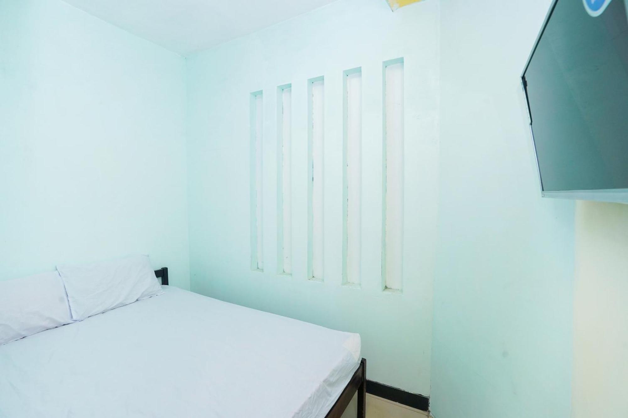 Отель Oyo Life 2309 Kost Si Mbok Vivi Сурабая Экстерьер фото