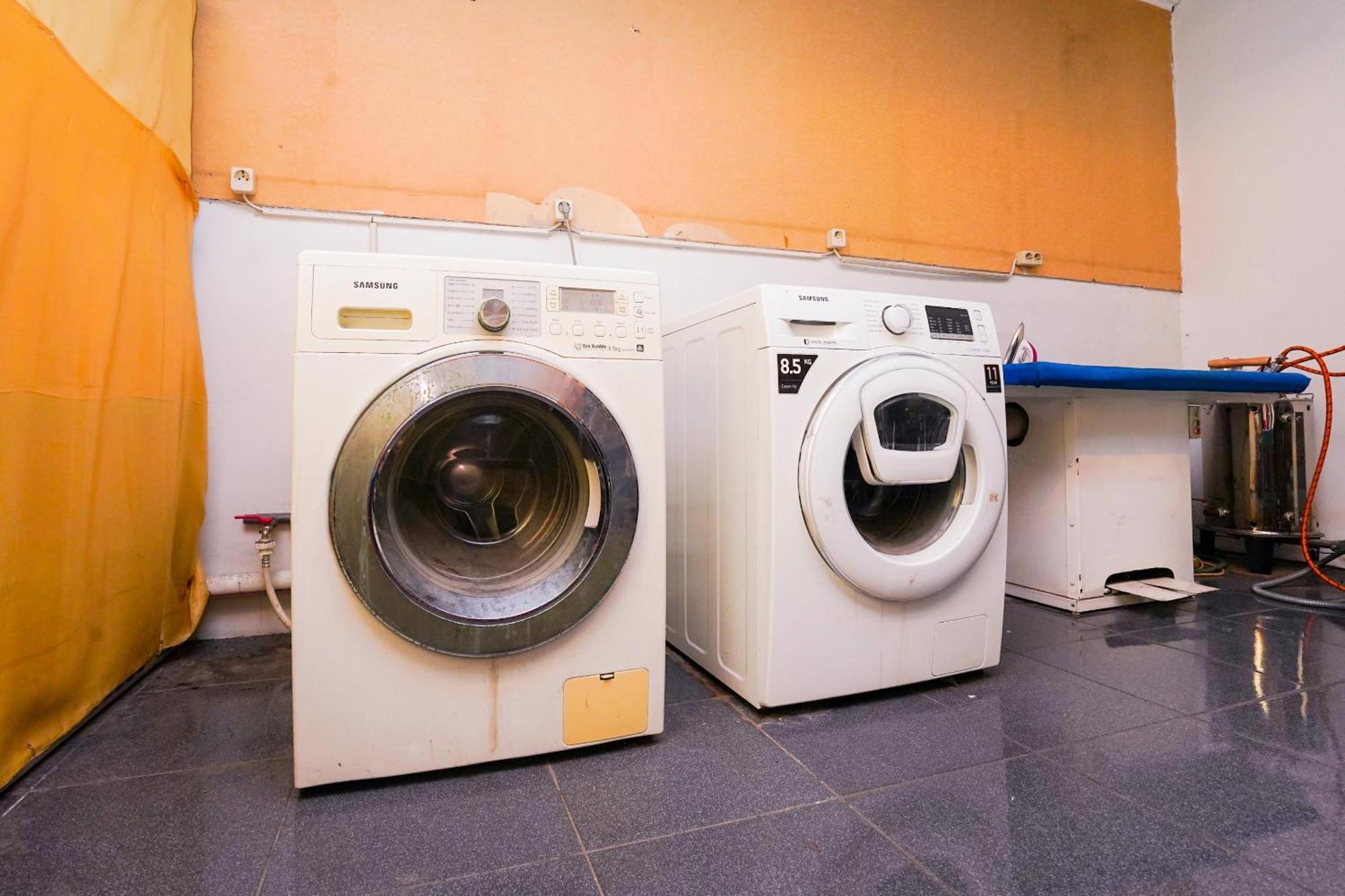 Отель Oyo Life 2309 Kost Si Mbok Vivi Сурабая Экстерьер фото