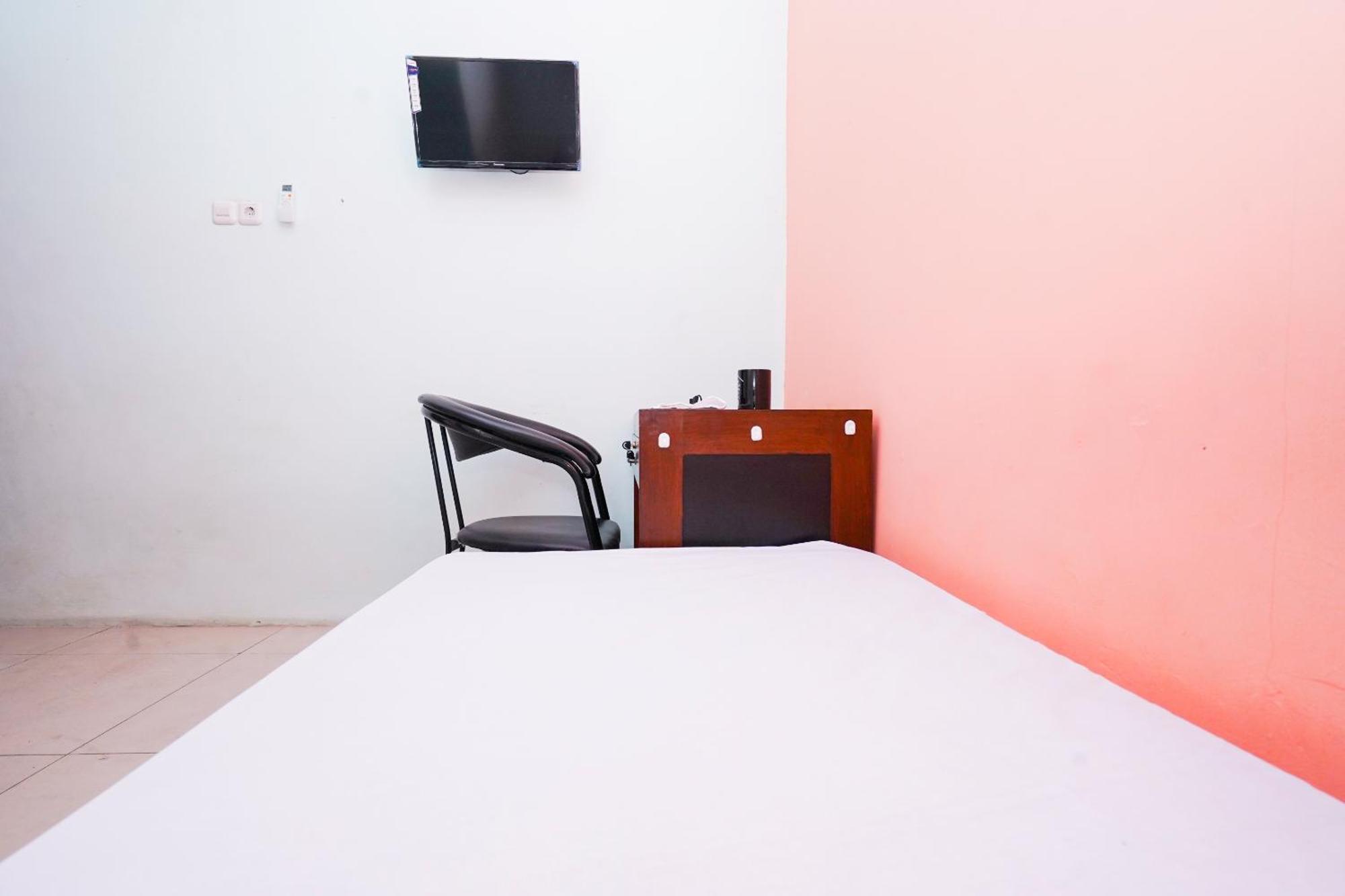 Отель Oyo Life 2309 Kost Si Mbok Vivi Сурабая Экстерьер фото