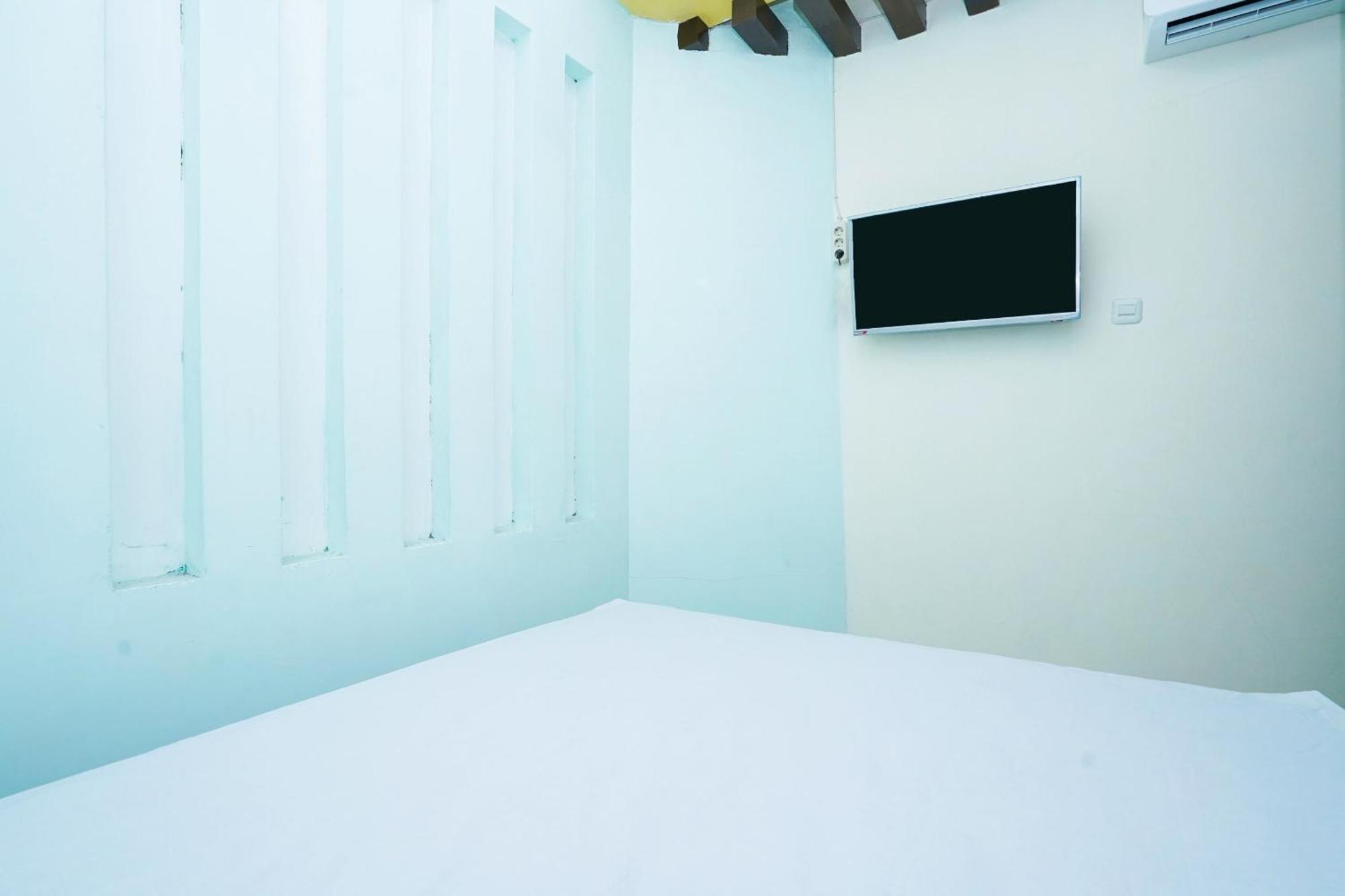 Отель Oyo Life 2309 Kost Si Mbok Vivi Сурабая Экстерьер фото